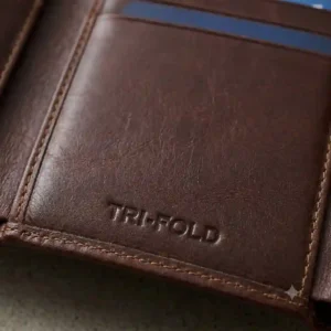 An infographic demonstrating the integrated RFID blocking technology within tri fold wallets for men.
